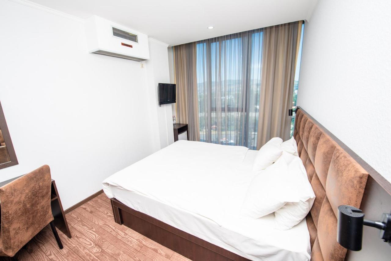 Shine Palace 3* Тбілісі